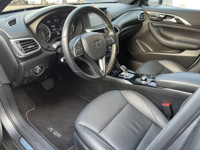 Infiniti Q30  第7張相片
