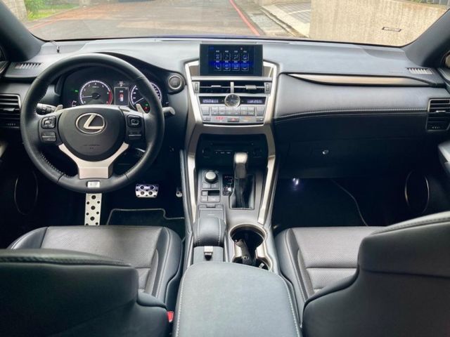 Lexus NX  第7張相片