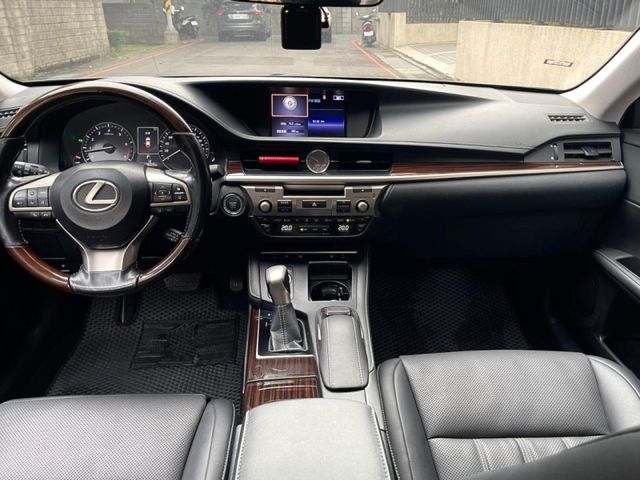 Lexus ES  第7張相片