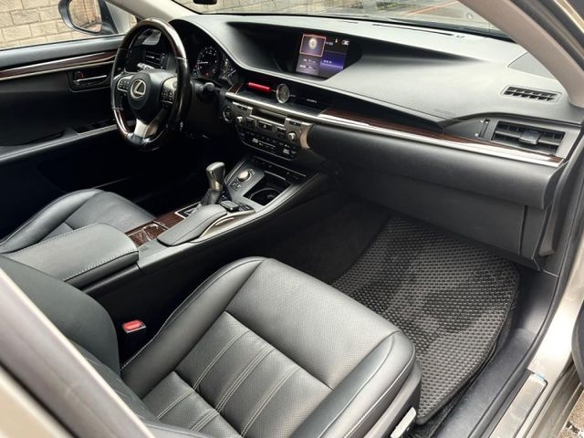 Lexus ES  第8張相片