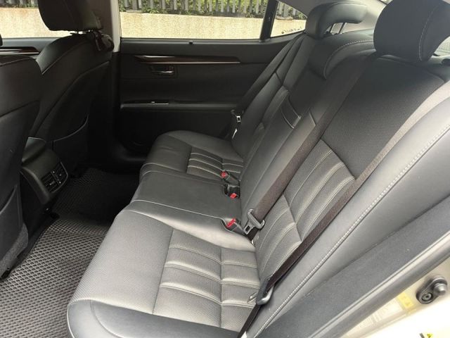 Lexus ES  第9張相片