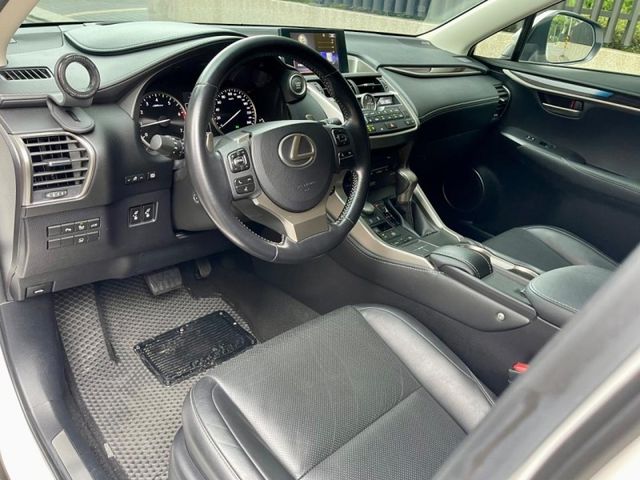 Lexus NX  第7張相片