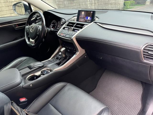 Lexus NX  第12張相片