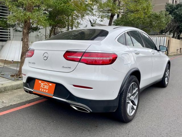 2018年式總代理GLC250 coupe 四傳 僅跑8萬公里 內外漂亮  天窗 免鑰匙啟動 360環景 影音螢幕 電尾門 雙魚眼頭燈 氣氛很好  第2張相片