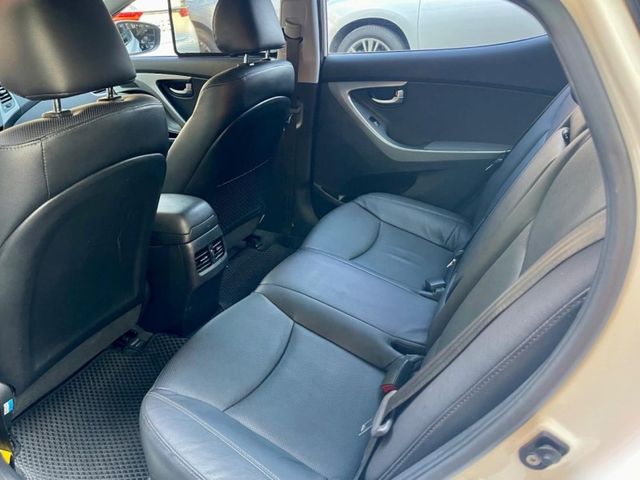 Hyundai Elantra  第5張相片