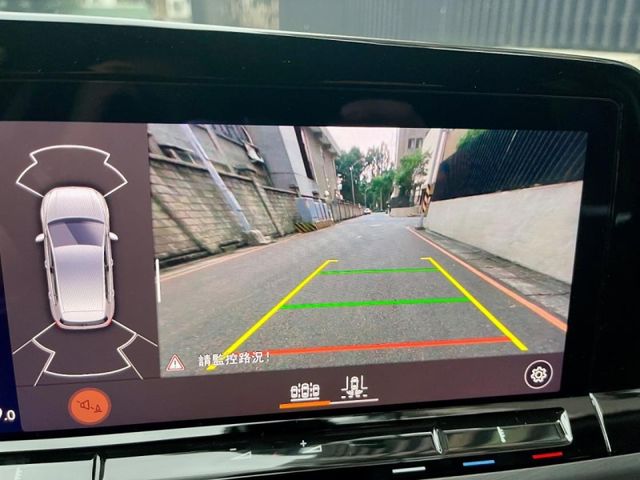 2022年出廠GOLF 280Tsi輕油電 里程3萬多 內外漂亮氣氛很好 有ACC 車道偏離 盲點 原廠影音等等  第7張相片