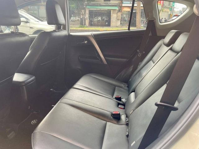 2018年RAV4 尊爵版2.0 有ACC 車道偏離 盲點偵測 免鑰匙啟動 摸門 環景360 多媒體影音 可全額貸  第8張相片