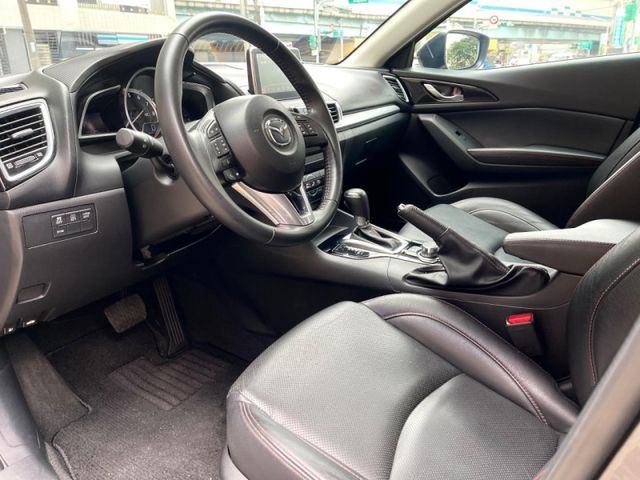 2015年式Mazda3 頂規 有抬頭顯示器 定速 免鑰匙啟動 原廠影音 天窗  第5張相片
