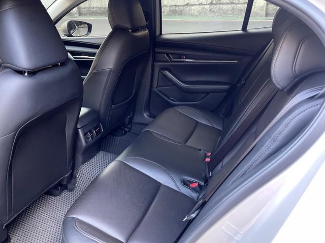 2022年馬三 20S 有Bose音響 免鑰匙啟動 環景影像 里程跑少3萬公里  第3張相片