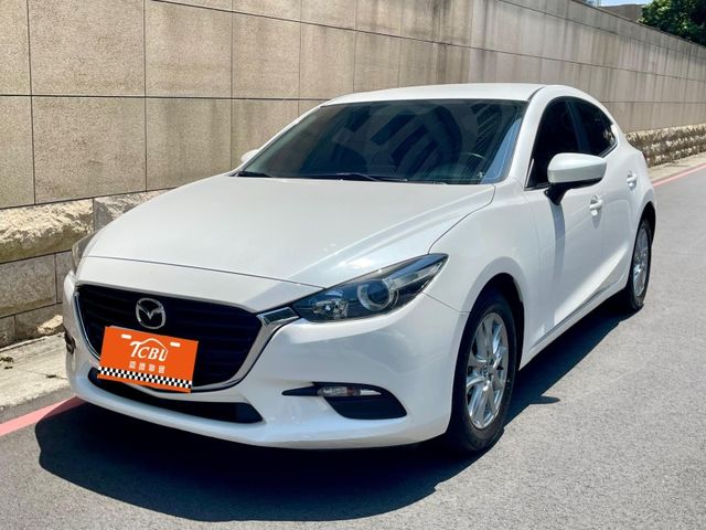 2017年Mazda3 五門 里程7萬 有加裝室內氣氛燈 免鑰匙啟動 原廠影音 定速  第4張相片