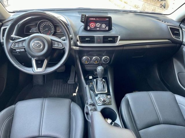 2017年Mazda3 五門 里程7萬 有加裝室內氣氛燈 免鑰匙啟動 原廠影音 定速  第6張相片