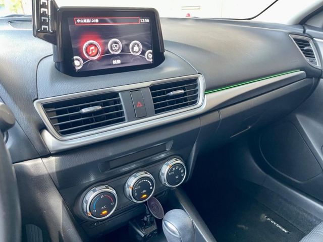 2017年Mazda3 五門 里程7萬 有加裝室內氣氛燈 免鑰匙啟動 原廠影音 定速  第9張相片
