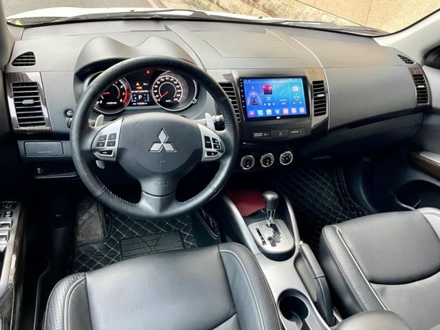 2013年outlander 車輛原廠保養 有天窗 換檔撥片 影音 免鑰匙啟動  第6張相片