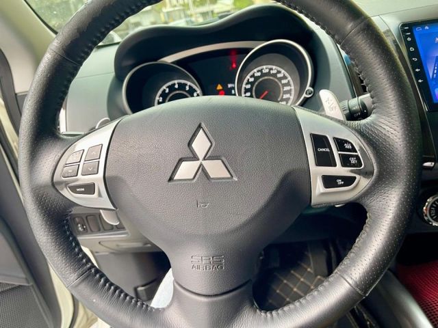 2013年outlander 車輛原廠保養 有天窗 換檔撥片 影音 免鑰匙啟動  第7張相片