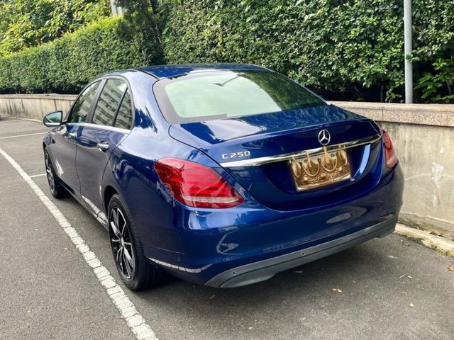 2018年式總代理C250 市場少有的藍色 有免鑰匙ikey 摸門 影音 里程稍多但車況沒問題 可全額貸款  第5張相片