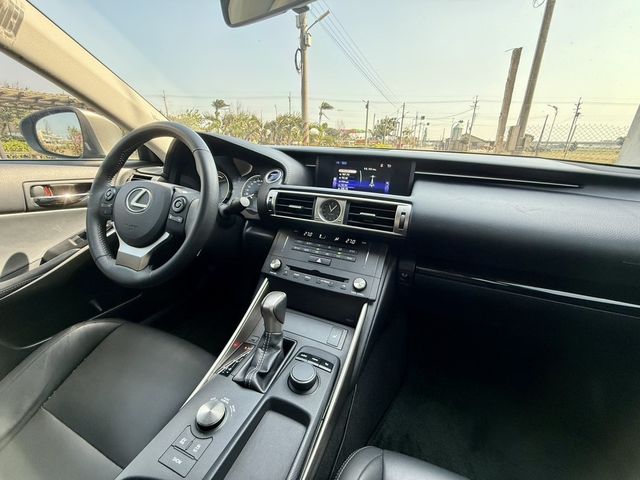 LEXUS凌志 IS 300H  第6張相片