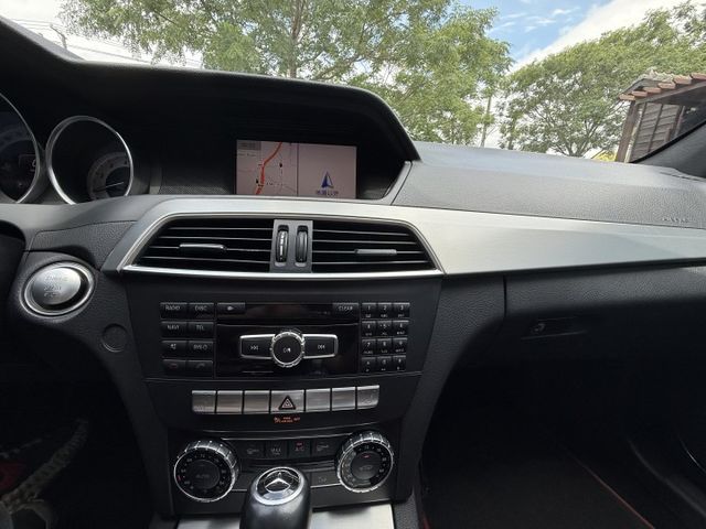 #實價實車在店#稀有AMG PLUS專屬套件#204HP馬力#雙前電動加熱座椅#HK音響#換檔撥片  第13張相片