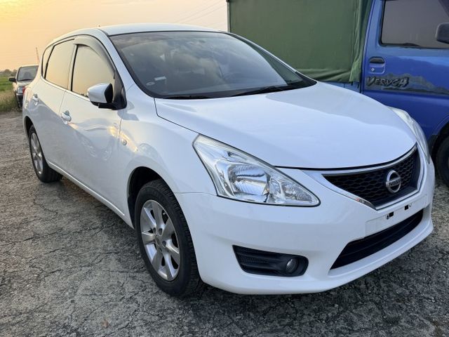 分區空調/定速/免鑰摸門/倒車顯影/電摺/自動頭燈/導航/行車紀錄器/胎壓偵測/後座出風口  第1張相片