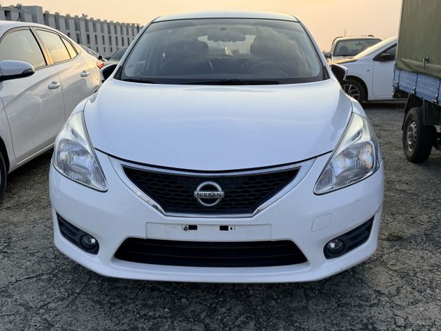 分區空調/定速/免鑰摸門/倒車顯影/電摺/自動頭燈/導航/行車紀錄器/胎壓偵測/後座出風口  第2張相片