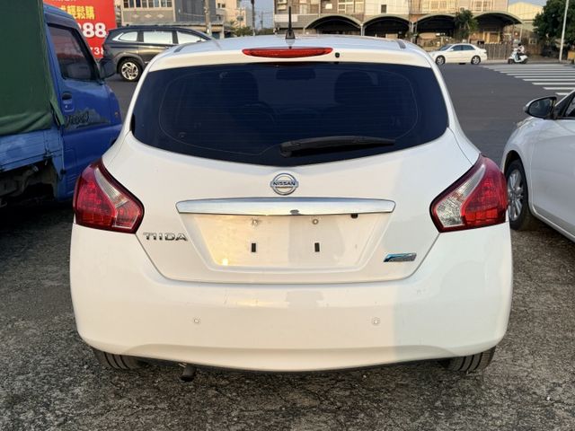 分區空調/定速/免鑰摸門/倒車顯影/電摺/自動頭燈/導航/行車紀錄器/胎壓偵測/後座出風口  第5張相片