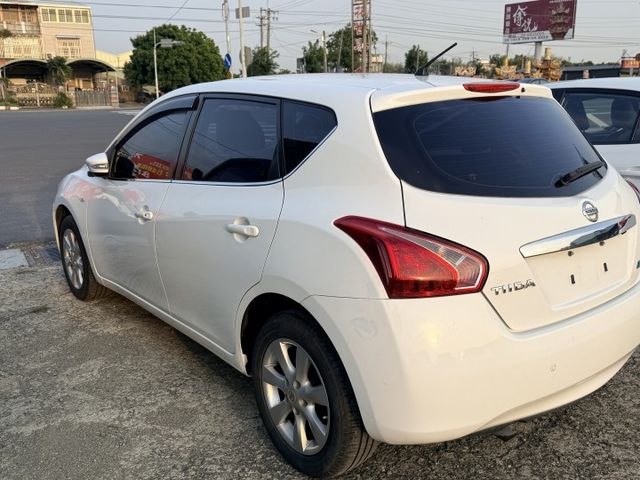 分區空調/定速/免鑰摸門/倒車顯影/電摺/自動頭燈/導航/行車紀錄器/胎壓偵測/後座出風口  第6張相片