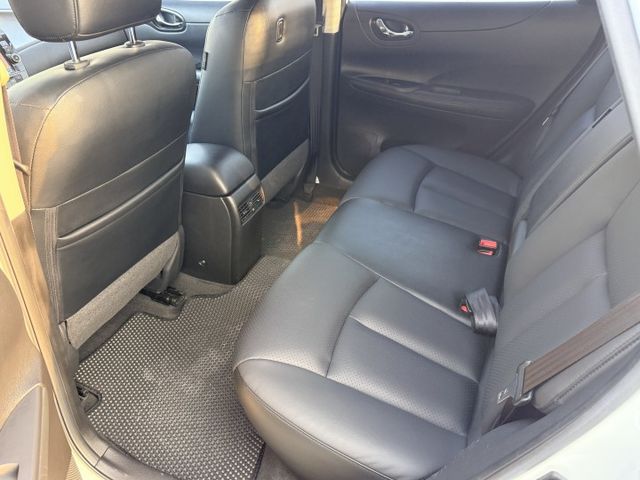 分區空調/定速/免鑰摸門/倒車顯影/電摺/自動頭燈/導航/行車紀錄器/胎壓偵測/後座出風口  第8張相片