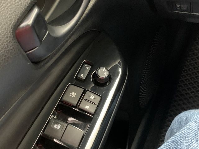 原鈑件/安卓機/ 倒車顯影/自動頭燈/倒車雷達/藍芽/安全氣囊/電摺/可調方向盤/循跡系統  第10張相片