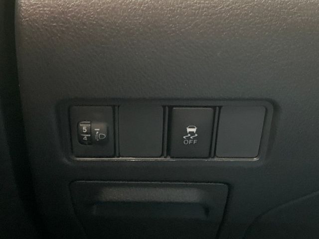 原鈑件/安卓機/ 倒車顯影/自動頭燈/倒車雷達/藍芽/安全氣囊/電摺/可調方向盤/循跡系統  第12張相片