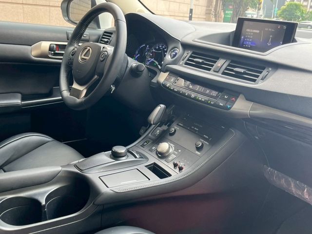 Lexus CT200H  第8張相片