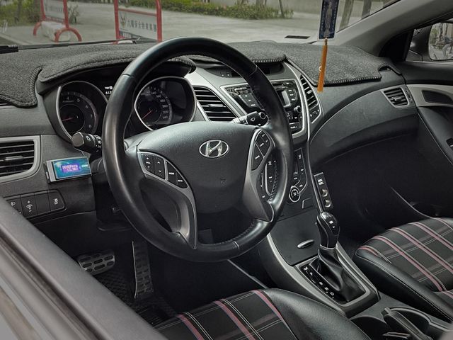 HYUNDAI現代 ELANTRA  第7張相片