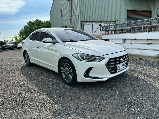 HYUNDAI現代 ELANTRA  第2張相片