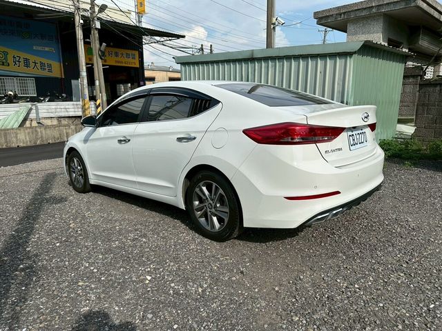 HYUNDAI現代 ELANTRA  第3張相片