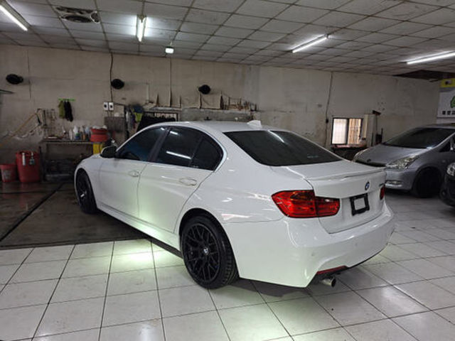 BMW寶馬 318D SEDAN  第8張相片