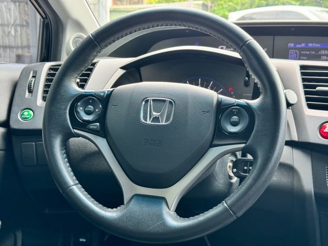 一手認證車~車況超級漂亮！絕非年輕人操壞的車！9.5代頂級款有天窗~稀少漂亮車敬請把握！  第7張相片