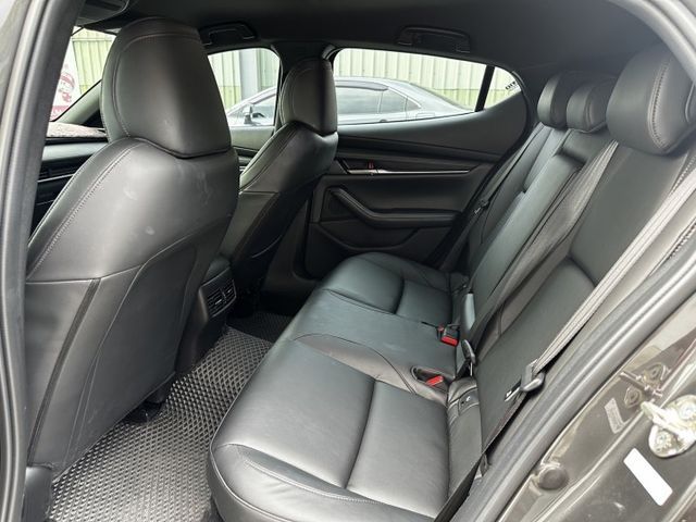 ACC跟車~感應雨刷~感應頭燈~車道偏離警示~摸門keyless~盲點偵測  第9張相片