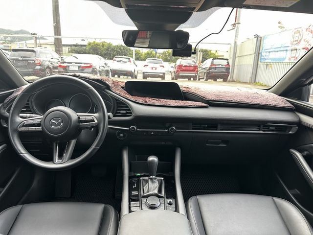 ACC跟車~感應雨刷~感應頭燈~車道偏離警示~摸門keyless~盲點偵測  第10張相片