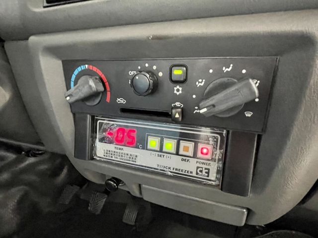 原版件 急速冷凍-5℃冷凍箱 里程僅10萬 倒車影像 內裝乾淨漂亮 無漏油 無待修~1.2稅金更省更賺錢!!可改車斗  第10張相片