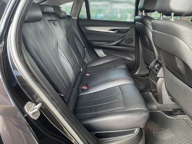 總代理 35i 306匹 一手優質董座座駕 抬頭顯示器 環景 電動尾門 數位儀表 I-KEY摸門 車況內外如新~買到賺到  第10張相片