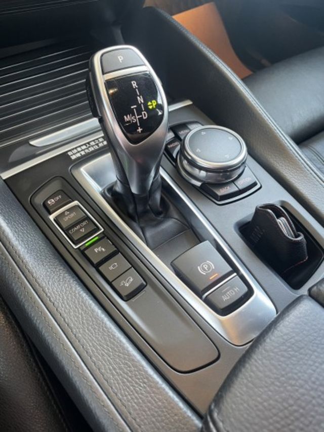 總代理 35i 306匹 一手優質董座座駕 抬頭顯示器 環景 電動尾門 數位儀表 I-KEY摸門 車況內外如新~買到賺到  第14張相片