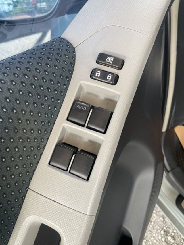 優質代步車 里程超少~雙安 車況內外如新~買到賺到!!  第14張相片