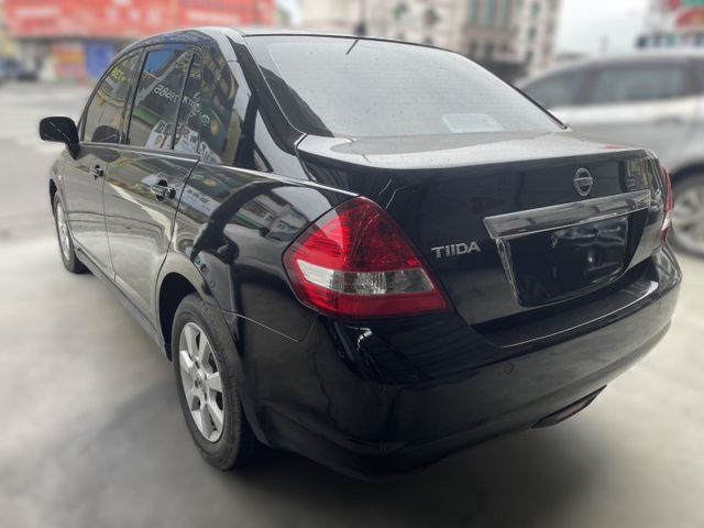 里程僅『3萬』全台最低里程最美車況~ 一手車 原廠保養 黑內裝 雙安 車況內外如新~買到賺到!  第2張相片