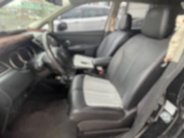 里程僅『3萬』全台最低里程最美車況~ 一手車 原廠保養 黑內裝 雙安 車況內外如新~買到賺到!  第4張相片