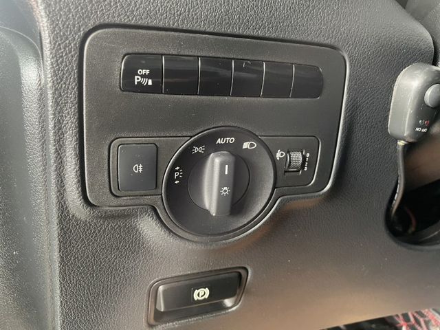 正17年 Vito 9人座 定速 安卓機 電折後視鏡 倒車影像 可全貸 買到賺到  第14張相片