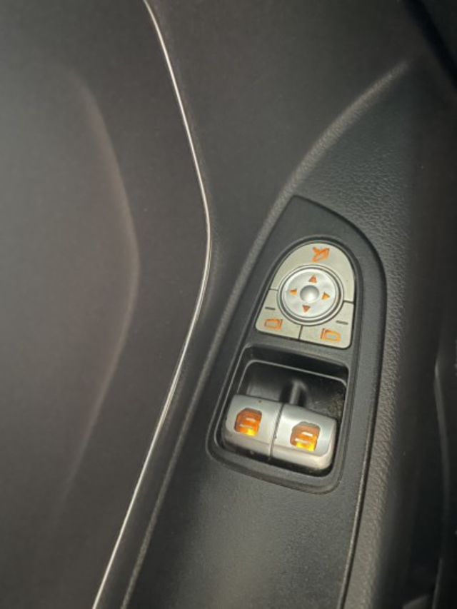 正17年 Vito 9人座 定速 安卓機 電折後視鏡 倒車影像 可全貸 買到賺到  第16張相片