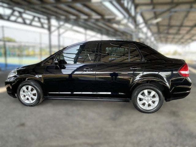 里程僅『3萬』全台最低里程最美車況~ 一手車 原廠保養 黑內裝 雙安 車況內外如新~買到賺到!  第7張相片