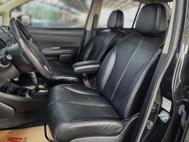 里程僅『3萬』全台最低里程最美車況~ 一手車 原廠保養 黑內裝 雙安 車況內外如新~買到賺到!  第9張相片