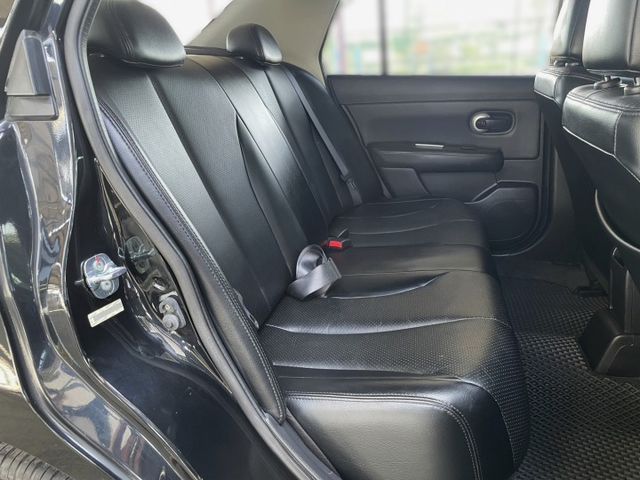 里程僅『3萬』全台最低里程最美車況~ 一手車 原廠保養 黑內裝 雙安 車況內外如新~買到賺到!  第12張相片