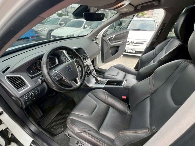 D4豪華休旅 低里程僅跑13 認證無菸一手車  第3張相片