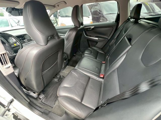 D4豪華休旅 低里程僅跑13 認證無菸一手車  第4張相片