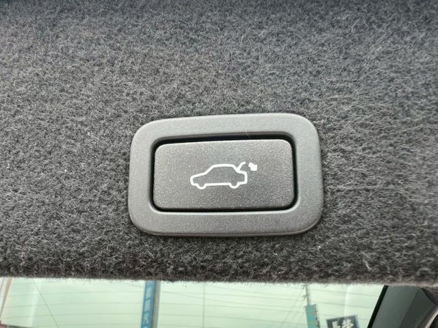 D4豪華休旅 低里程僅跑13 認證無菸一手車  第12張相片